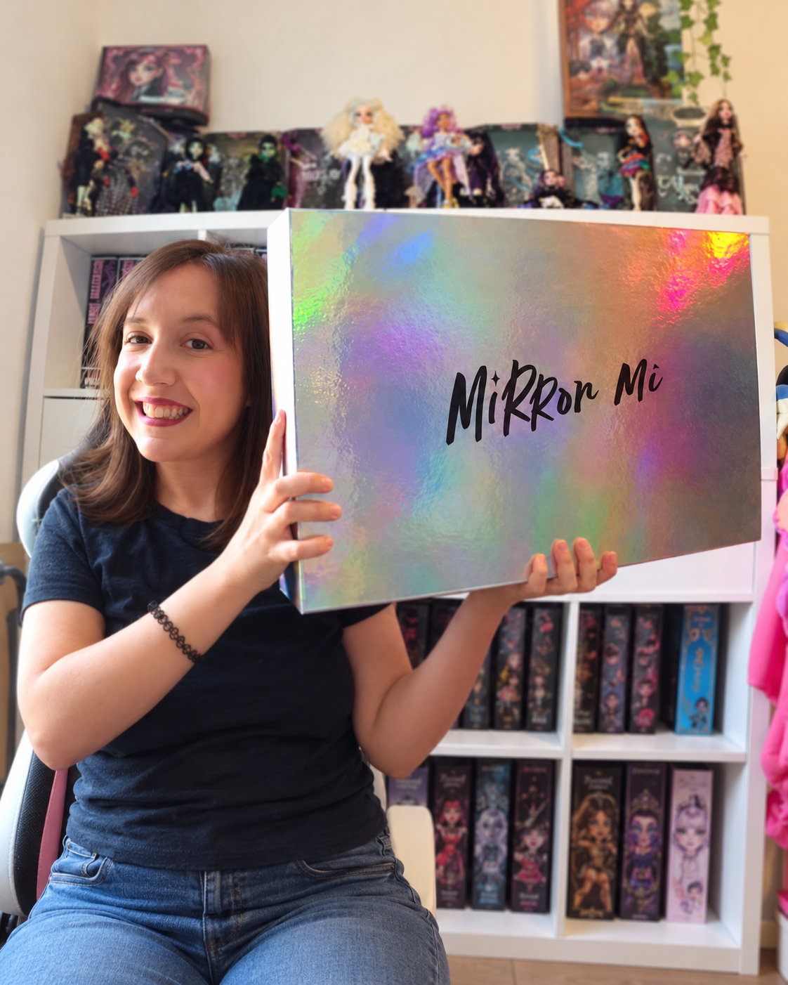 Pelusa Doll con la caja de Mirror Mi en la campaña de lanzamiento en España
